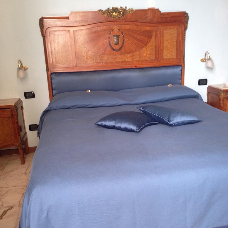 Bed and Breakfast La Dimora Dei Baroni Napoli Camera foto
